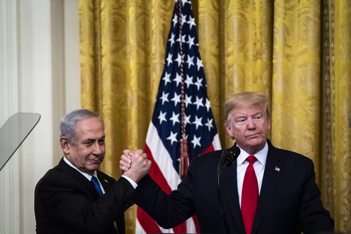 Ông Donald Trump bắt tay Thủ tướng Israel Benjamin Netanyahu tại Nhà Trắng vào năm 2020. Ảnh: The Washington Post Ông Donald Trump bắt tay Thủ tướng Israel Benjamin Netanyahu tại Nhà Trắng vào năm 2020. Ảnh: The Washington Post