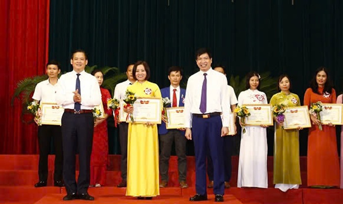 Vinh danh 133 nhà giáo tâm huyết với sự nghiệp "trồng người"- Ảnh 1. Vinh danh 133 nhà giáo tâm huyết với sự nghiệp "trồng người"- Ảnh 1.
