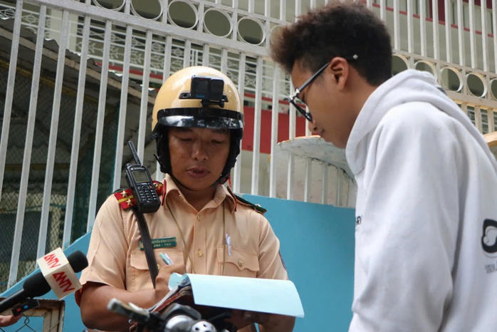 Lực lượng CSGT Công an TP HCM ra quân kiểm tra học sinh đi xe máy Lực lượng CSGT Công an TP HCM ra quân kiểm tra học sinh đi xe máy