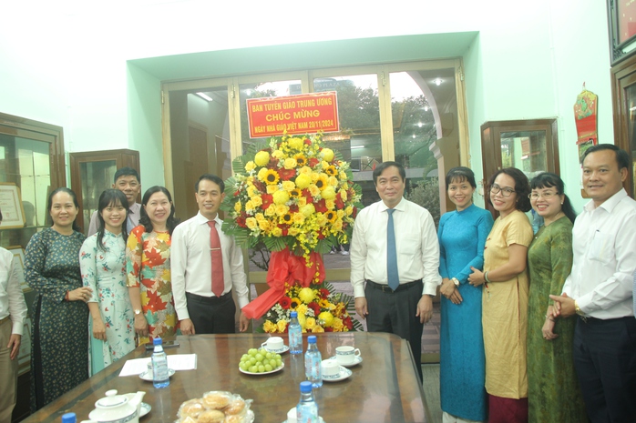 Phó Trưởng Ban Tuyên giáo Trung ương thăm, chúc mừng Trường THPT chuyên Trần Đại Nghĩa- Ảnh 1. Phó Trưởng Ban Tuyên giáo Trung ương thăm, chúc mừng Trường THPT chuyên Trần Đại Nghĩa- Ảnh 1.
