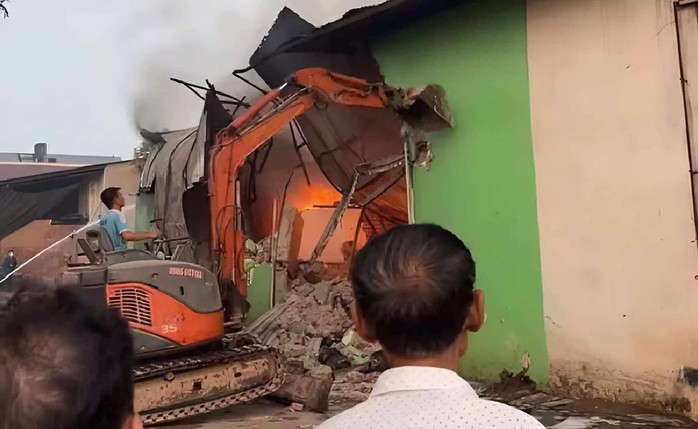 Cháy lớn ở huyện Hoài Đức, TP Hà Nội - Ảnh 2. Cháy lớn ở huyện Hoài Đức, TP Hà Nội - Ảnh 2.
