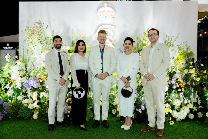 Đại sứ quán Anh lần đầu tổ chức Lễ sinh nhật của Nhà vua Charles III- Ảnh 4. Đại sứ quán Anh lần đầu tổ chức Lễ sinh nhật của Nhà vua Charles III- Ảnh 4.