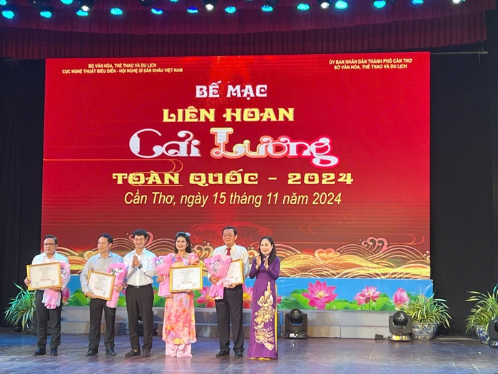 41 HCV, 63 HCB cho nghệ sĩ tranh tài tại Liên hoan sân khấu cải lương 2024- Ảnh 1. 41 HCV, 63 HCB cho nghệ sĩ tranh tài tại Liên hoan sân khấu cải lương 2024- Ảnh 1.