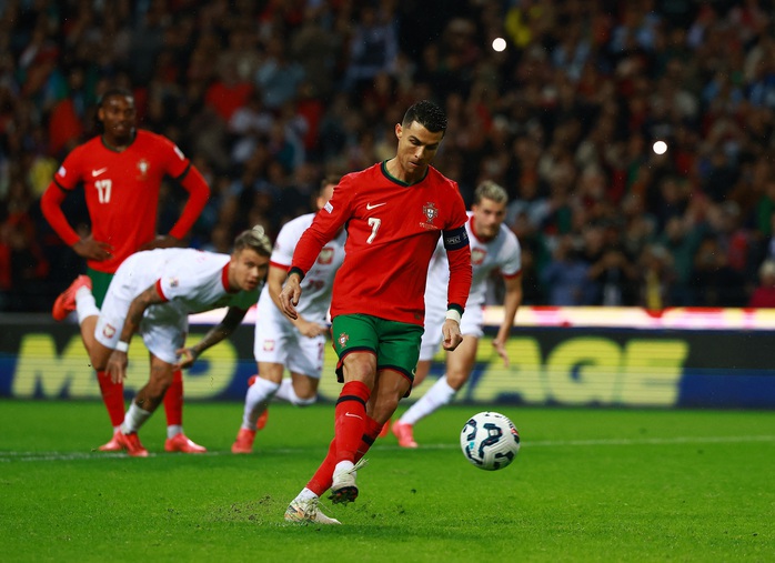 Ronaldo tỏa sáng, Bồ Đào Nha đại thắng Ba Lan lên đỉnh bảng Nations League- Ảnh 3. Ronaldo tỏa sáng, Bồ Đào Nha đại thắng Ba Lan lên đỉnh bảng Nations League- Ảnh 3.