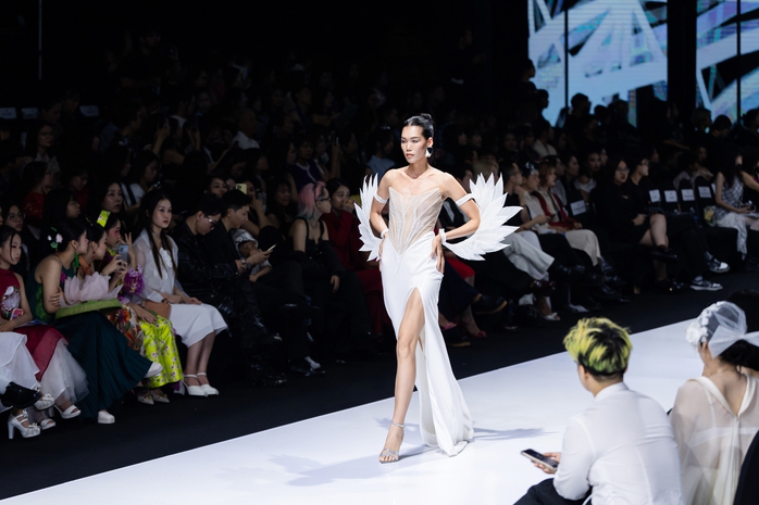 Siêu mẫu Thanh Hằng tỏa sáng với thiết kế của Ivan Trần- Ảnh 14. Siêu mẫu Thanh Hằng tỏa sáng với thiết kế của Ivan Trần- Ảnh 14.