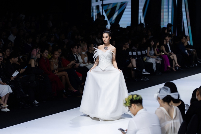 Siêu mẫu Thanh Hằng tỏa sáng với thiết kế của Ivan Trần- Ảnh 11. Siêu mẫu Thanh Hằng tỏa sáng với thiết kế của Ivan Trần- Ảnh 11.