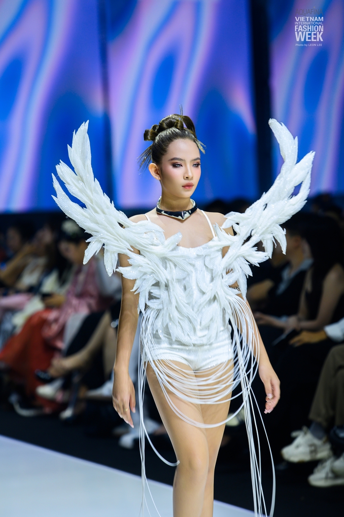 Siêu mẫu Thanh Hằng tỏa sáng với thiết kế của Ivan Trần- Ảnh 13. Siêu mẫu Thanh Hằng tỏa sáng với thiết kế của Ivan Trần- Ảnh 13.