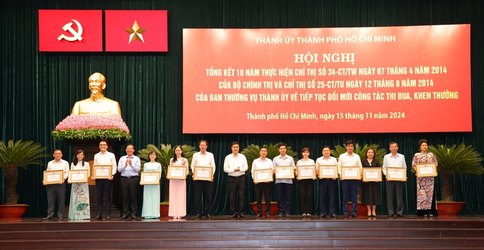 Bàn về khen thưởng, ông Phan Văn Mãi nhắc đến vị giáo sư dùng tiền tiết kiệm để hỗ trợ đồng bào - Ảnh 2. Bàn về khen thưởng, ông Phan Văn Mãi nhắc đến vị giáo sư dùng tiền tiết kiệm để hỗ trợ đồng bào - Ảnh 2.