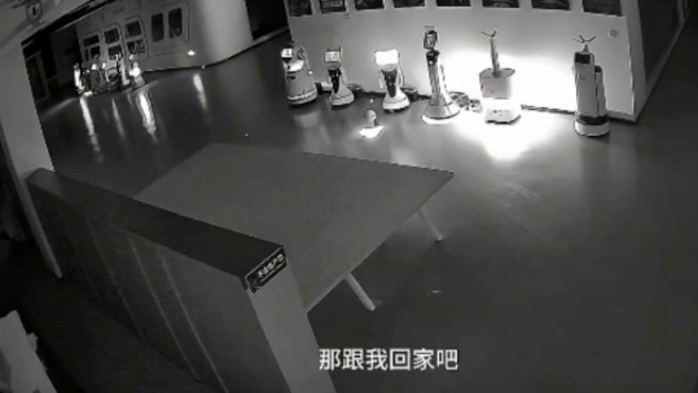 Robot Nhị Bạch "rủ rê" các robot khác "về nhà". Ảnh: YouTube Robot Nhị Bạch "rủ rê" các robot khác "về nhà". Ảnh: YouTube