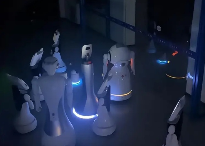 Nhị Bạch đang dẫn đầu nhóm robot. Ảnh: YouTube Nhị Bạch đang dẫn đầu nhóm robot. Ảnh: YouTube