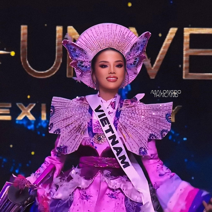 Hoa hậu Kỳ Duyên nổi bật với phần trình diễn tại đêm thi National Costume
- Ảnh 1. Hoa hậu Kỳ Duyên nổi bật với phần trình diễn tại đêm thi National Costume
- Ảnh 1.