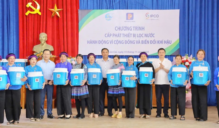 Tặng 1.000 bình lọc nước cho người dân chịu ảnh hưởng bởi bão Yagi ở Lào Cai- Ảnh 1. Tặng 1.000 bình lọc nước cho người dân chịu ảnh hưởng bởi bão Yagi ở Lào Cai- Ảnh 1.