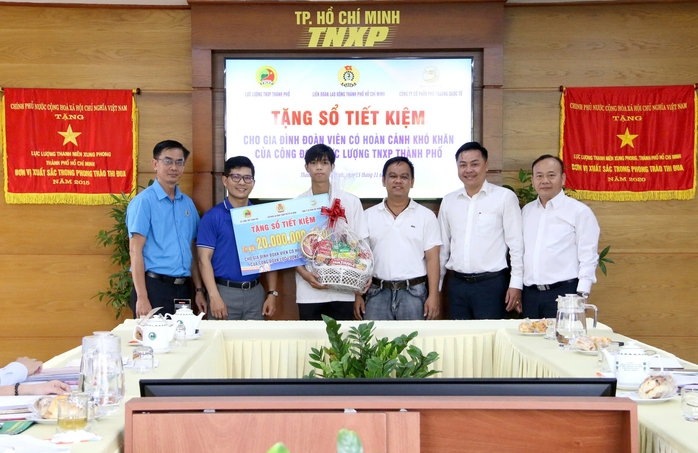 Tặng sổ tiết kiệm cho lao động bị bệnh hiểm nghèo- Ảnh 1. Tặng sổ tiết kiệm cho lao động bị bệnh hiểm nghèo- Ảnh 1.