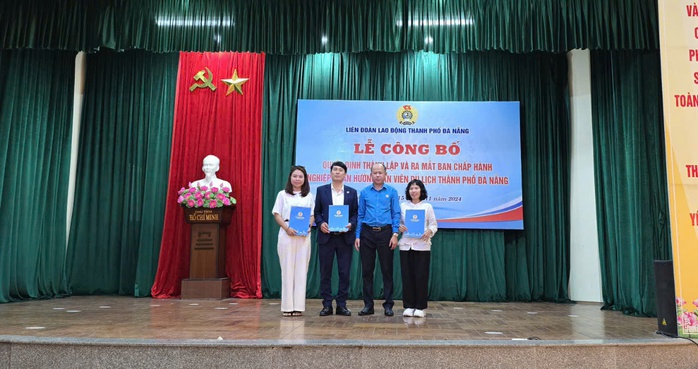 Hàng trăm người viết đơn gia nhập Nghiệp đoàn Hướng dẫn viên du lịch Đà Nẵng- Ảnh 1. Hàng trăm người viết đơn gia nhập Nghiệp đoàn Hướng dẫn viên du lịch Đà Nẵng- Ảnh 1.