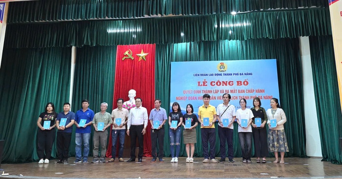 Hàng trăm người viết đơn gia nhập Nghiệp đoàn Hướng dẫn viên du lịch Đà Nẵng- Ảnh 2. Hàng trăm người viết đơn gia nhập Nghiệp đoàn Hướng dẫn viên du lịch Đà Nẵng- Ảnh 2.