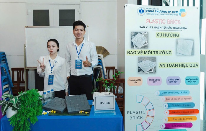 Ưu điểm của gạch lát nền làm từ rác thải nhựa là có độ bền cao và nhẹ hơn khoảng 30% so với gạch lát thông thường cùng kích thước. (Ảnh do nhân vật cung cấp) Ưu điểm của gạch lát nền làm từ rác thải nhựa là có độ bền cao và nhẹ hơn khoảng 30% so với gạch lát thông thường cùng kích thước. (Ảnh do nhân vật cung cấp)