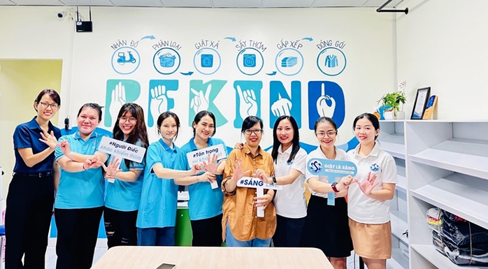 Lương Thị Kiều Thúy (thứ ba từ phải qua) - Founder & CEO của “Giặt là Sáng” - “Tiệm giặt là của người điếc” Lương Thị Kiều Thúy (thứ ba từ phải qua) - Founder & CEO của “Giặt là Sáng” - “Tiệm giặt là của người điếc”