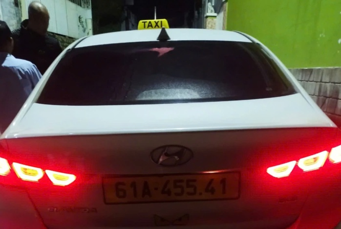Truy tìm tài xế taxi "dù" xịt hơi cay du khách ở Đà Lạt- Ảnh 1. Truy tìm tài xế taxi "dù" xịt hơi cay du khách ở Đà Lạt- Ảnh 1.