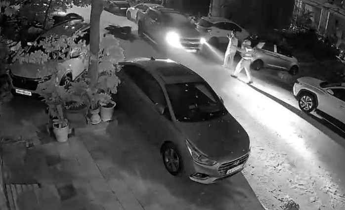 Người đàn ông lái ôtô bỏ chạy khi thấy CSGT, tông hàng loạt xe máy, ôtô- Ảnh 1. Người đàn ông lái ôtô bỏ chạy khi thấy CSGT, tông hàng loạt xe máy, ôtô- Ảnh 1.