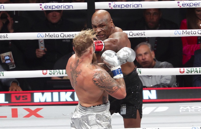 Thế giới quyền Anh sốc với thất bại của "chiến binh thép" Mike Tyson- Ảnh 2. Thế giới quyền Anh sốc với thất bại của "chiến binh thép" Mike Tyson- Ảnh 2.