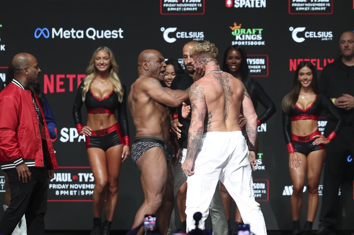 Jake Paul đánh bại Mike Tyson sau 8 hiệp đấu, nhận 40 triệu USD- Ảnh 1. Jake Paul đánh bại Mike Tyson sau 8 hiệp đấu, nhận 40 triệu USD- Ảnh 1.