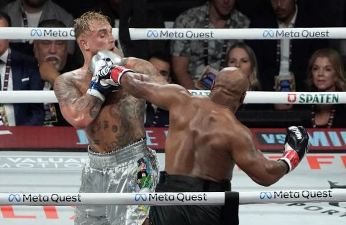 Jake Paul đánh bại Mike Tyson sau 8 hiệp đấu, nhận 40 triệu USD- Ảnh 4. Jake Paul đánh bại Mike Tyson sau 8 hiệp đấu, nhận 40 triệu USD- Ảnh 4.