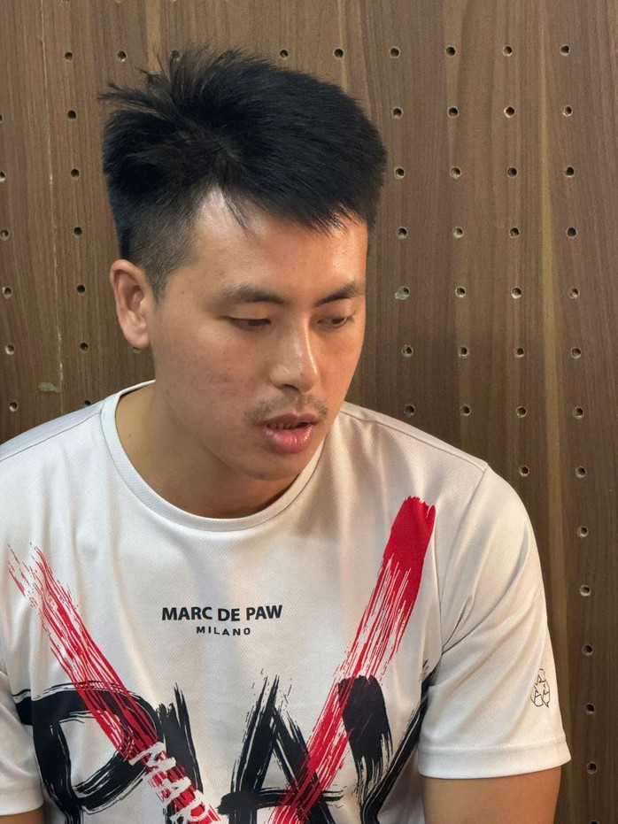 Người đàn ông lái ôtô bỏ chạy khi thấy CSGT, tông hàng loạt xe máy, ôtô- Ảnh 2. Người đàn ông lái ôtô bỏ chạy khi thấy CSGT, tông hàng loạt xe máy, ôtô- Ảnh 2.