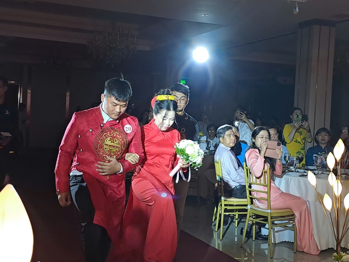 Những hình ảnh cảm xúc "ngày chung đôi" của 20 cặp đôi công nhân- Ảnh 3. Những hình ảnh cảm xúc "ngày chung đôi" của 20 cặp đôi công nhân- Ảnh 3.