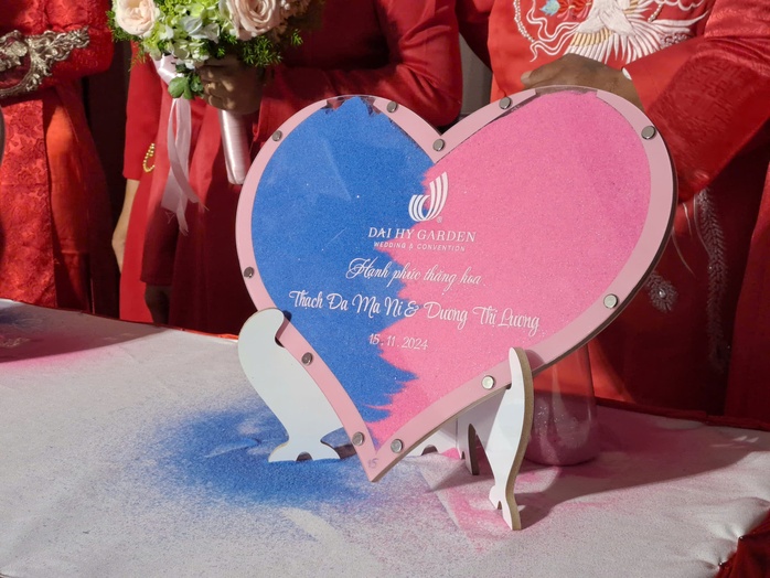 Bức tranh cát của vợ chồng anh Thạch Đa Ma Ni và chị Dương Thị Lương. Bức tranh cát của vợ chồng anh Thạch Đa Ma Ni và chị Dương Thị Lương.
