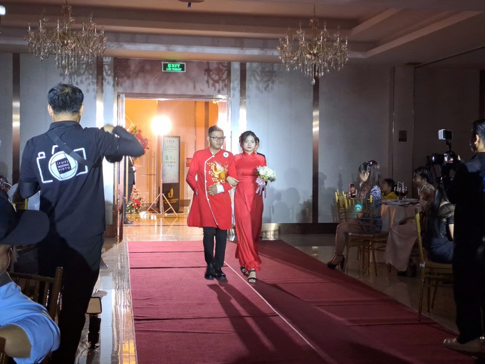Những hình ảnh cảm xúc "ngày chung đôi" của 20 cặp đôi công nhân- Ảnh 1. Những hình ảnh cảm xúc "ngày chung đôi" của 20 cặp đôi công nhân- Ảnh 1.