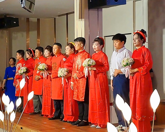 Những hình ảnh cảm xúc "ngày chung đôi" của 20 cặp đôi công nhân- Ảnh 4. Những hình ảnh cảm xúc "ngày chung đôi" của 20 cặp đôi công nhân- Ảnh 4.