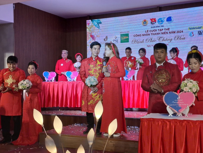 Vợ chồng anh Nguyễn Văn Đặng và chị Phạm Thị Tuyết Nhung đại diện 20 cặp đôi phát biểu tại lễ cưới Vợ chồng anh Nguyễn Văn Đặng và chị Phạm Thị Tuyết Nhung đại diện 20 cặp đôi phát biểu tại lễ cưới