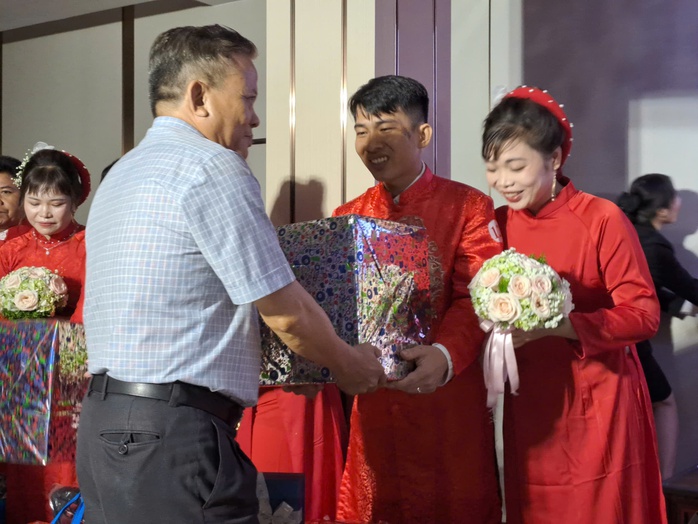 Những hình ảnh cảm xúc "ngày chung đôi" của 20 cặp đôi công nhân- Ảnh 11. Những hình ảnh cảm xúc "ngày chung đôi" của 20 cặp đôi công nhân- Ảnh 11.