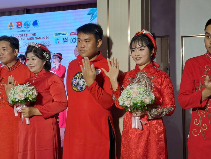 Những hình ảnh cảm xúc "ngày chung đôi" của 20 cặp đôi công nhân- Ảnh 6. Những hình ảnh cảm xúc "ngày chung đôi" của 20 cặp đôi công nhân- Ảnh 6.