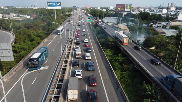 Kẹt xe 5 km trên đường cao tốc TP HCM - Long Thành sau tai nạn- Ảnh 3. Kẹt xe 5 km trên đường cao tốc TP HCM - Long Thành sau tai nạn- Ảnh 3.