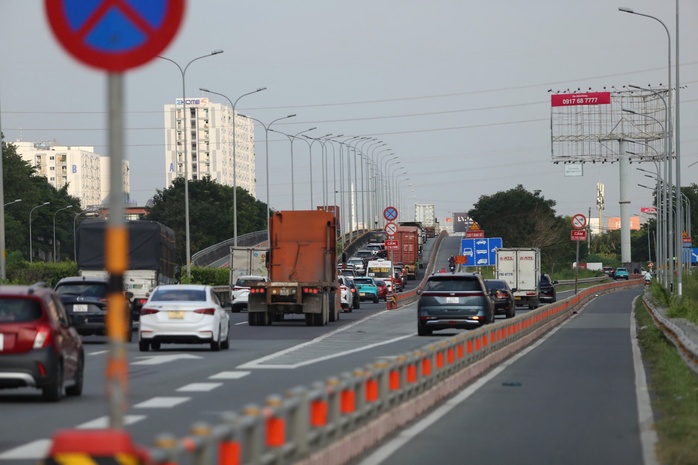 Kẹt xe 5 km trên đường cao tốc TP HCM - Long Thành sau tai nạn- Ảnh 2. Kẹt xe 5 km trên đường cao tốc TP HCM - Long Thành sau tai nạn- Ảnh 2.