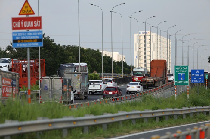 Kẹt xe 5 km trên đường cao tốc TP HCM - Long Thành sau tai nạn- Ảnh 4. Kẹt xe 5 km trên đường cao tốc TP HCM - Long Thành sau tai nạn- Ảnh 4.