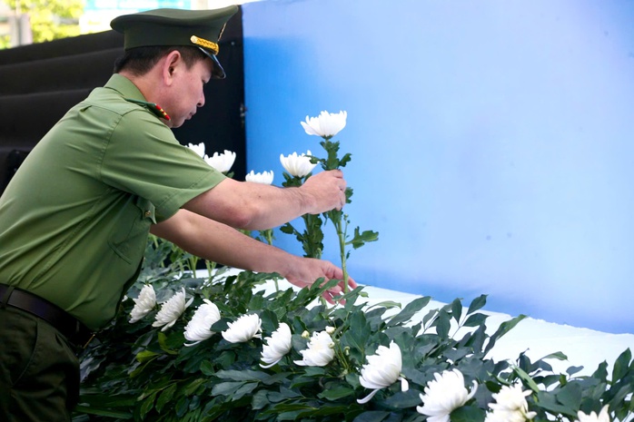 Những thông điệp trong Lễ tưởng niệm nạn nhân tử vong do tai nạn giao thông- Ảnh 3. Những thông điệp trong Lễ tưởng niệm nạn nhân tử vong do tai nạn giao thông- Ảnh 3.