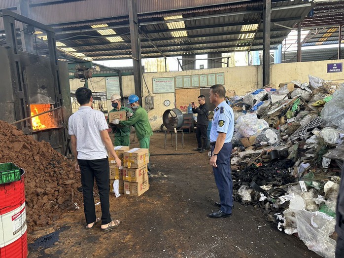 Lực lượng chức năng giám sát việc tiêu hủy hàng giả Lực lượng chức năng giám sát việc tiêu hủy hàng giả