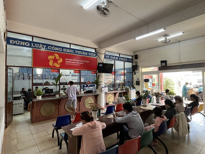 Người dân làm thủ tục hành chính tại UBND phường Bình Hưng Hòa A, quận Bình Tân, TP HCM. Ảnh: BẢO NGỌC Người dân làm thủ tục hành chính tại UBND phường Bình Hưng Hòa A, quận Bình Tân, TP HCM. Ảnh: BẢO NGỌC