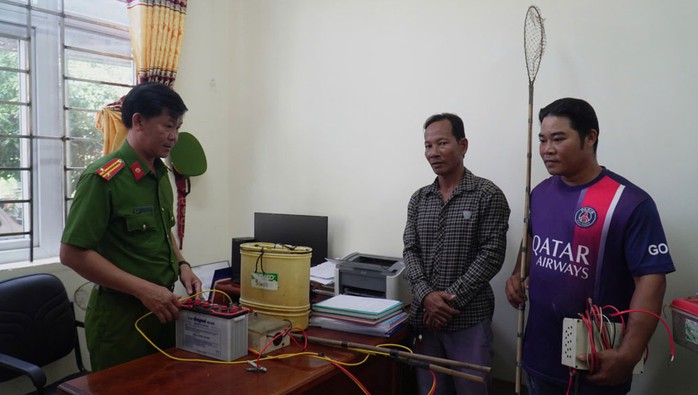 Hàng ngàn bộ dụng cụ xung điện được người dân ở Cà Mau tự nguyện giao nộp cơ quan chức năng Hàng ngàn bộ dụng cụ xung điện được người dân ở Cà Mau tự nguyện giao nộp cơ quan chức năng