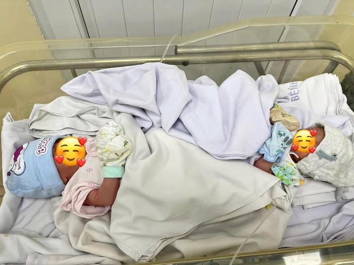 2 bé song sinh bị bỏ rơi được chăm sóc ra sao?- Ảnh 1. 2 bé song sinh bị bỏ rơi được chăm sóc ra sao?- Ảnh 1.