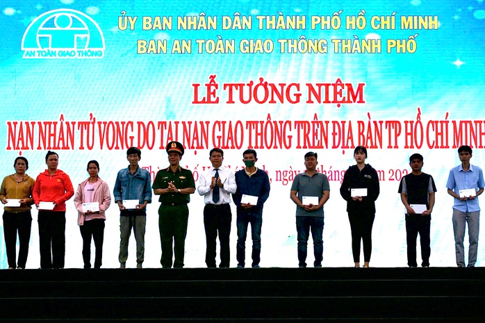 Những thông điệp trong Lễ tưởng niệm nạn nhân tử vong do tai nạn giao thông- Ảnh 5. Những thông điệp trong Lễ tưởng niệm nạn nhân tử vong do tai nạn giao thông- Ảnh 5.