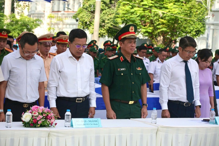 Những thông điệp trong Lễ tưởng niệm nạn nhân tử vong do tai nạn giao thông- Ảnh 2. Những thông điệp trong Lễ tưởng niệm nạn nhân tử vong do tai nạn giao thông- Ảnh 2.