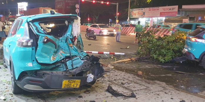 Thông tin mới về 2 xe taxi điện, 2 xe máy tông liên hoàn ở Bình Dương- Ảnh 2. Thông tin mới về 2 xe taxi điện, 2 xe máy tông liên hoàn ở Bình Dương- Ảnh 2.