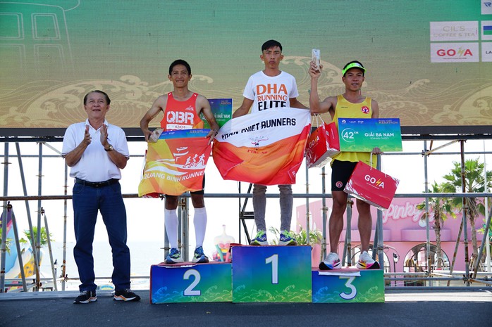 Gần 3.000 vận động viên chinh phục cung đường biển marathon Phan Thiết- Ảnh 5. Gần 3.000 vận động viên chinh phục cung đường biển marathon Phan Thiết- Ảnh 5.