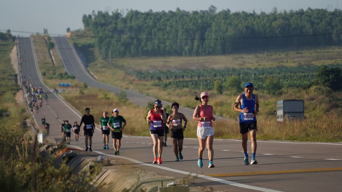 Gần 3.000 vận động viên chinh phục cung đường biển marathon Phan Thiết- Ảnh 3. Gần 3.000 vận động viên chinh phục cung đường biển marathon Phan Thiết- Ảnh 3.