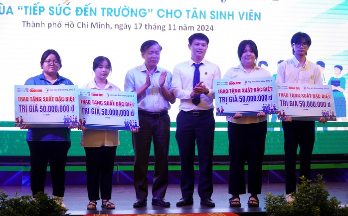 Thêm 231 tân sinh viên khó khăn được tiếp sức đến trường- Ảnh 1. Thêm 231 tân sinh viên khó khăn được tiếp sức đến trường- Ảnh 1.