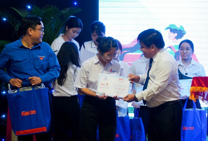 Thêm 231 tân sinh viên khó khăn được tiếp sức đến trường- Ảnh 5. Thêm 231 tân sinh viên khó khăn được tiếp sức đến trường- Ảnh 5.