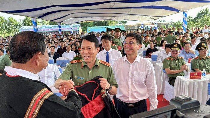 Bộ trưởng Bộ Công an dự tổng kết đề án xây dựng 1.200 nhà đại đoàn kết- Ảnh 1. Bộ trưởng Bộ Công an dự tổng kết đề án xây dựng 1.200 nhà đại đoàn kết- Ảnh 1.